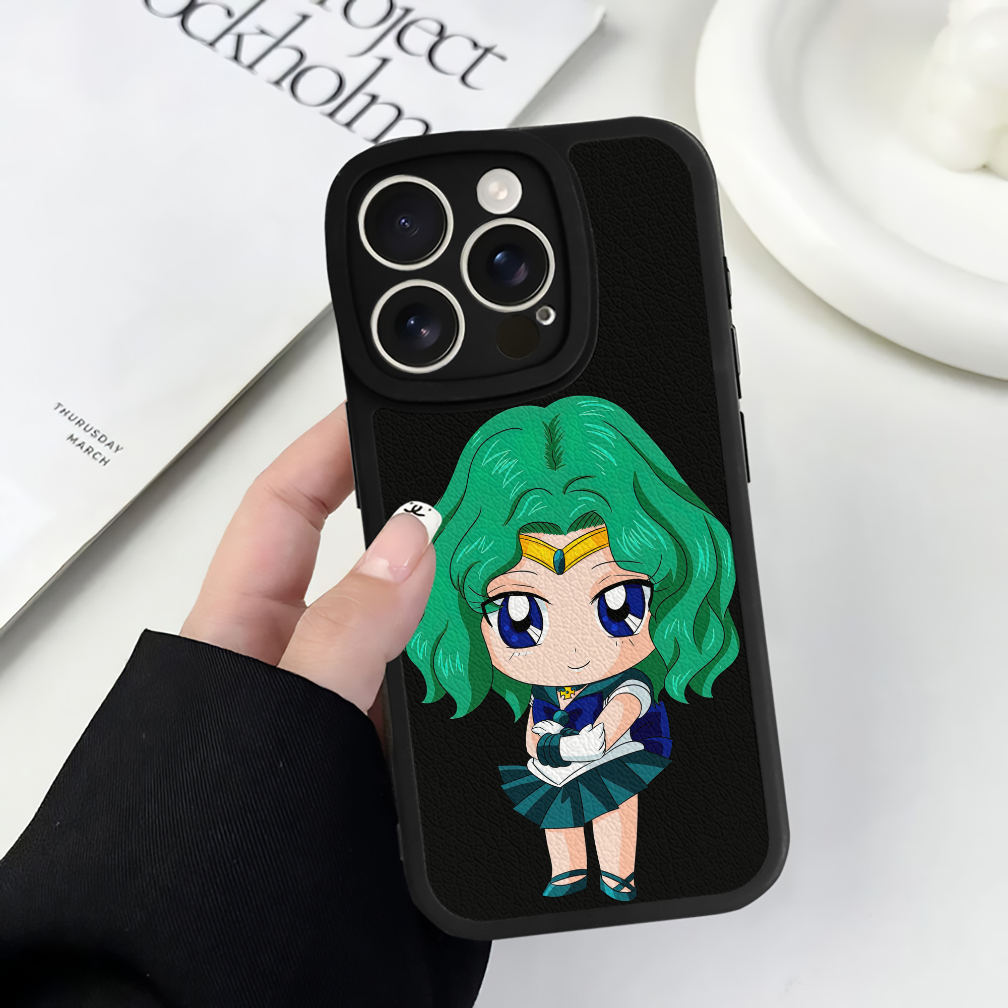（画像用） 美少女戦士セーラームーン 海王 みちる（かいおう みちる） Sailor Moon Kaiou Michiru 【iPhone 16シリーズ対応】シリコンスマホケース（レザー調） 材質：シリコン